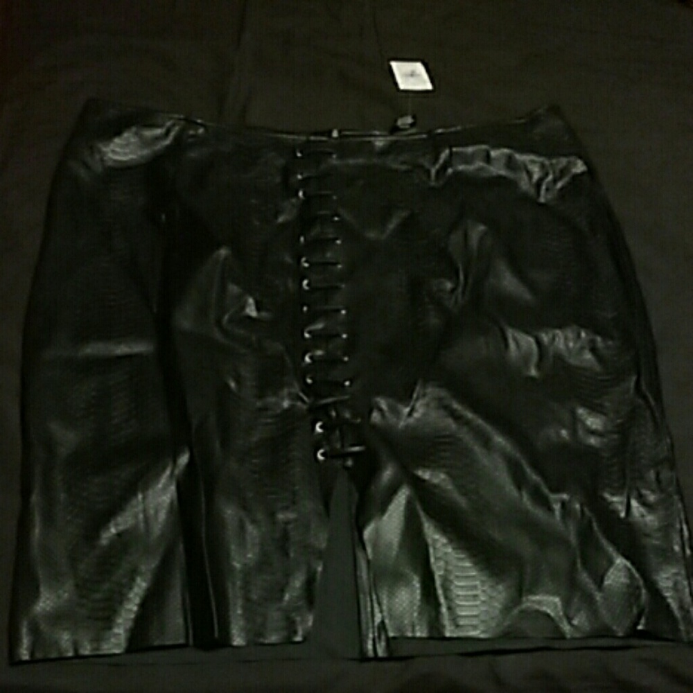 Black pleat her skirt